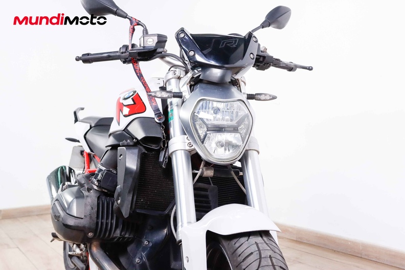 https://assets.mundimoto.com/images/d2ee5ca9-fdad-481d-843a-dbc636258e55/RIGHT_FRONT_DETAIL-0_medium.jpg