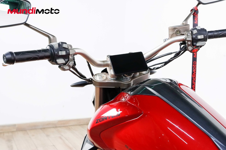 https://assets.mundimoto.com/images/d57ac0ee-9985-447e-9c77-b83bce5fe4bc/COCKPIT_HANDLEBAR-0_medium.jpg