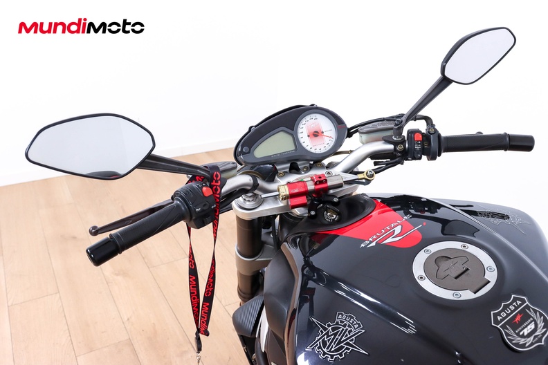 https://assets.mundimoto.com/images/da95c6fd-f0f2-49e7-8e21-a02509bb5f6d/COCKPIT_HANDLEBAR-0_medium.jpg