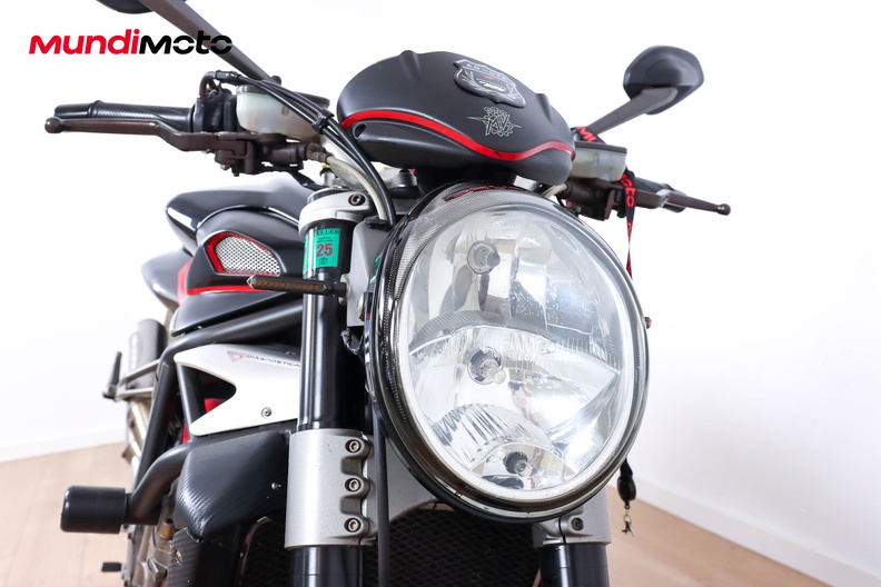 https://assets.mundimoto.com/images/da95c6fd-f0f2-49e7-8e21-a02509bb5f6d/RIGHT_FRONT_DETAIL-10_medium.jpg