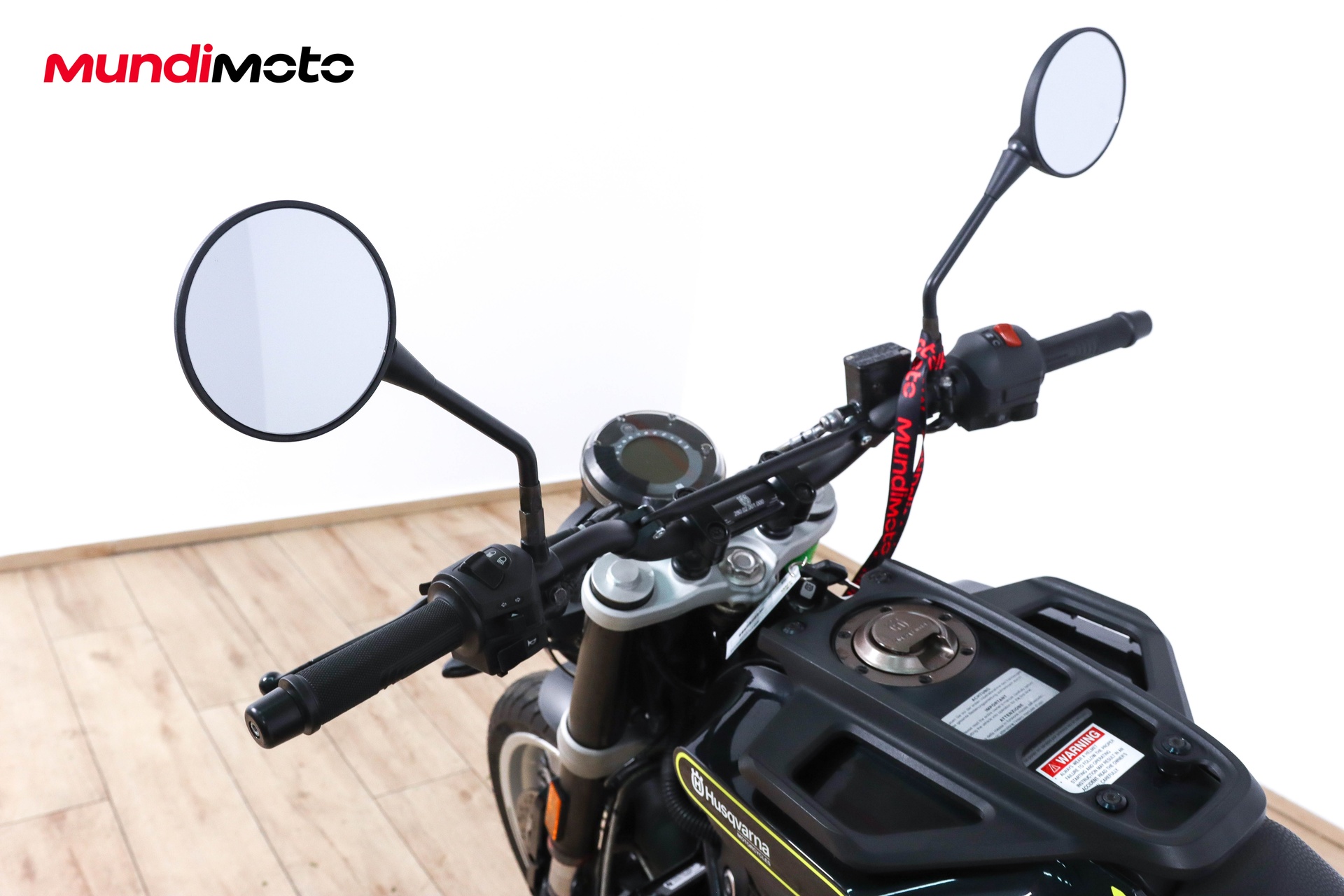 https://assets.mundimoto.com/images/e63e614a-9a6b-493b-881a-25b39370f576/COCKPIT_HANDLEBAR-0_detail.jpg