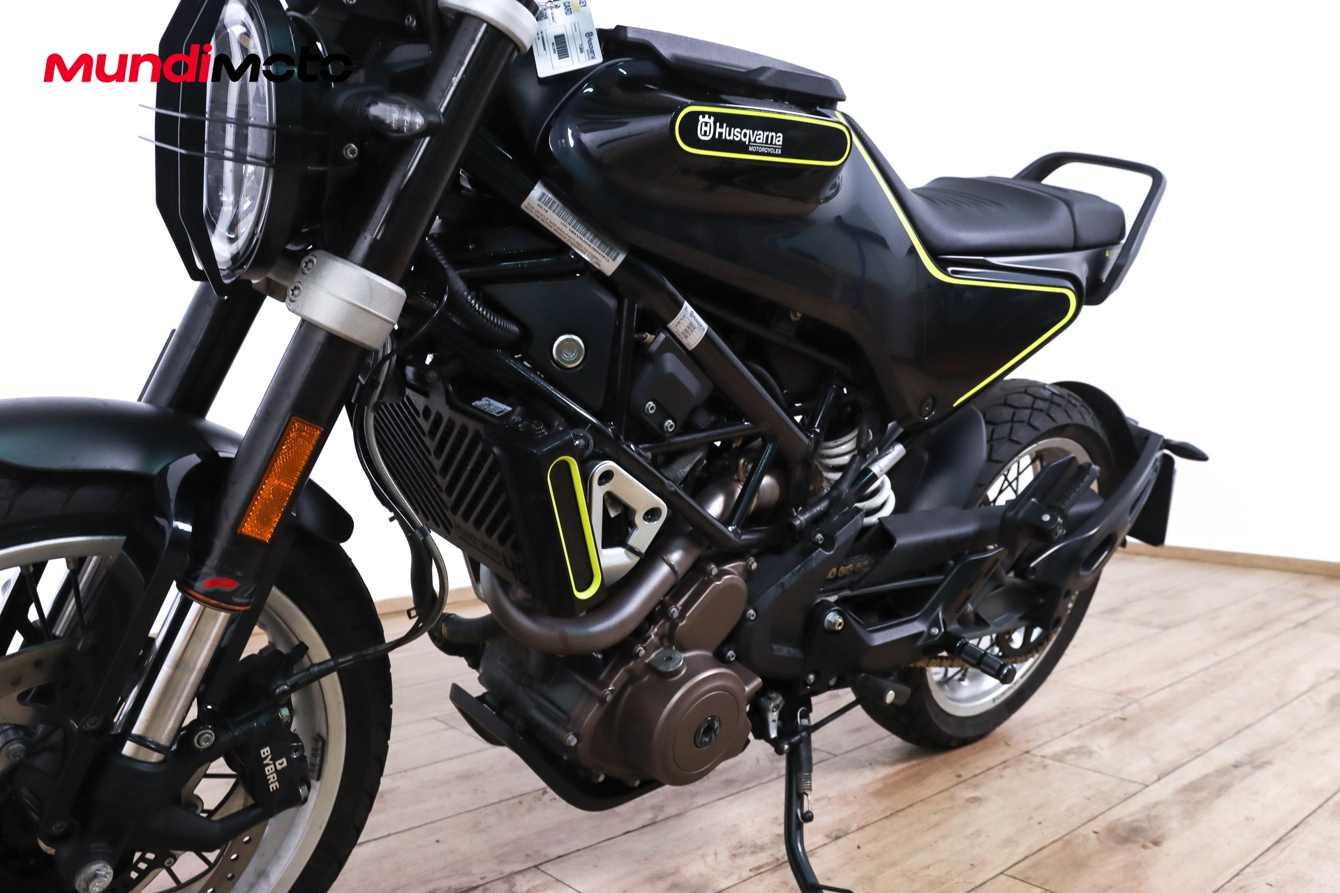 https://assets.mundimoto.com/images/e63e614a-9a6b-493b-881a-25b39370f576/LEFT_FRONT_DETAIL-0_detail.jpg