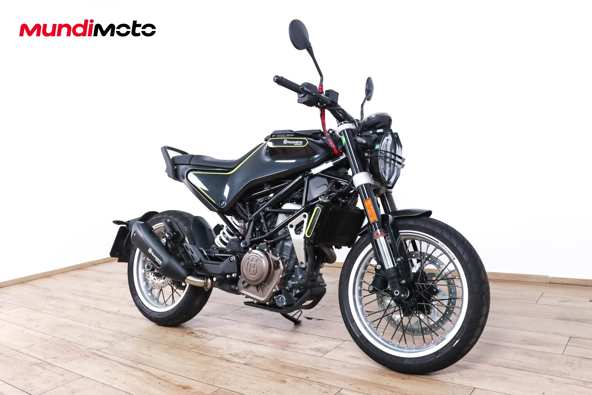 https://assets.mundimoto.com/images/e63e614a-9a6b-493b-881a-25b39370f576/RIGHT_FRONT-0_detail.jpg