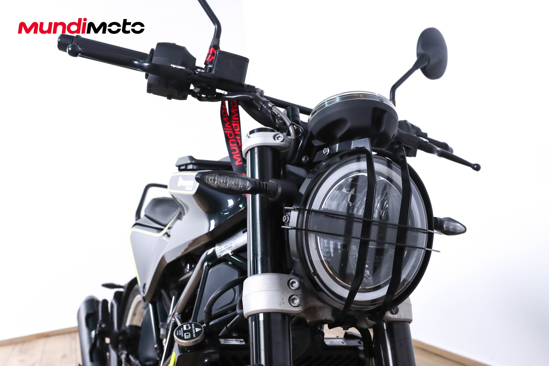 https://assets.mundimoto.com/images/e63e614a-9a6b-493b-881a-25b39370f576/RIGHT_FRONT_DETAIL-0_detail.jpg