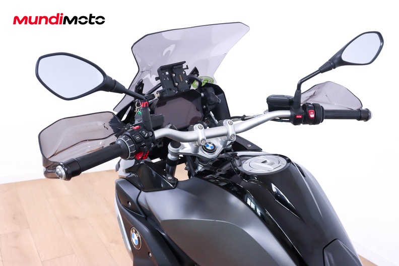 https://assets.mundimoto.com/images/ed0d6099-4bf5-4151-9008-893390270ccb/COCKPIT_HANDLEBAR-0_medium.jpg