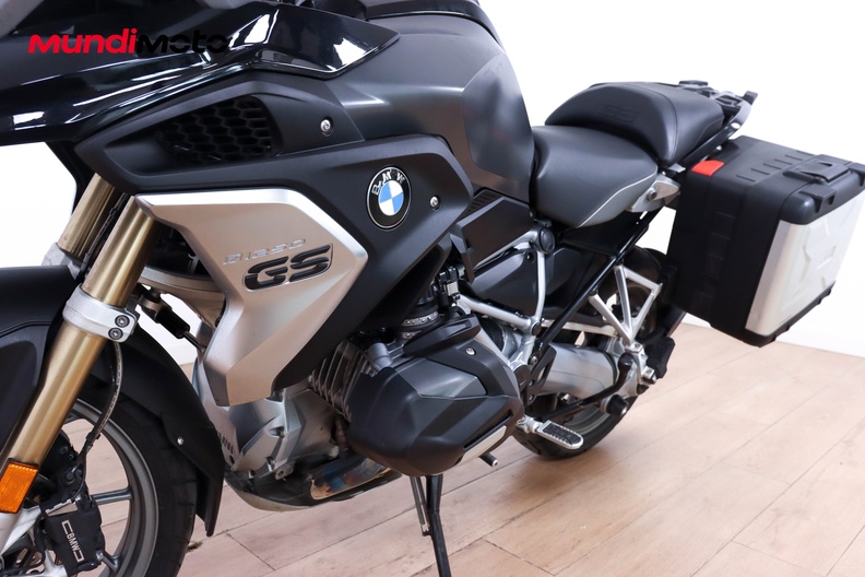 https://assets.mundimoto.com/images/ed0d6099-4bf5-4151-9008-893390270ccb/LEFT_FRONT_DETAIL-11_medium.jpg