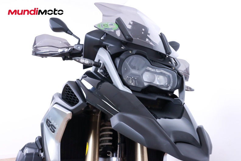 https://assets.mundimoto.com/images/ed0d6099-4bf5-4151-9008-893390270ccb/RIGHT_FRONT_DETAIL-16_medium.jpg