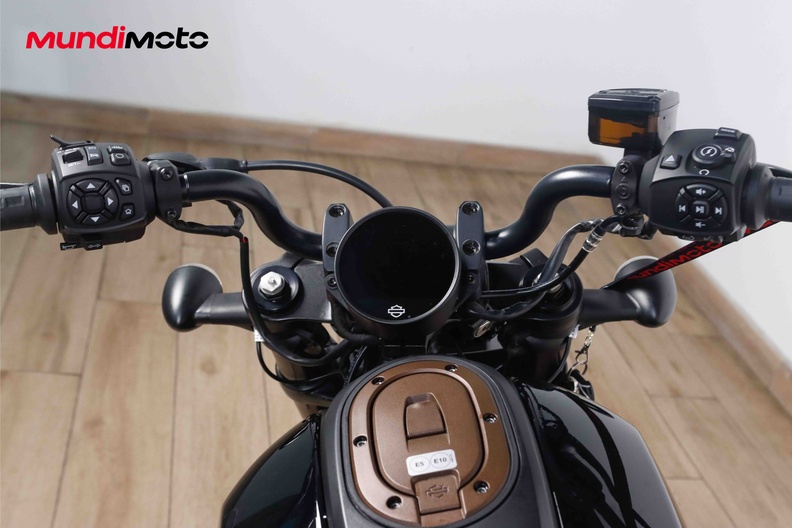 https://assets.mundimoto.com/images/ee63faad-b55f-49ed-96c5-cc549da4c9d1/COCKPIT_HANDLEBAR-0_medium.jpg