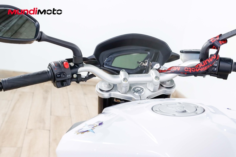 https://assets.mundimoto.com/images/ef28a2ab-fbac-458e-b913-a4585b0392b9/COCKPIT_HANDLEBAR-0_medium.jpg