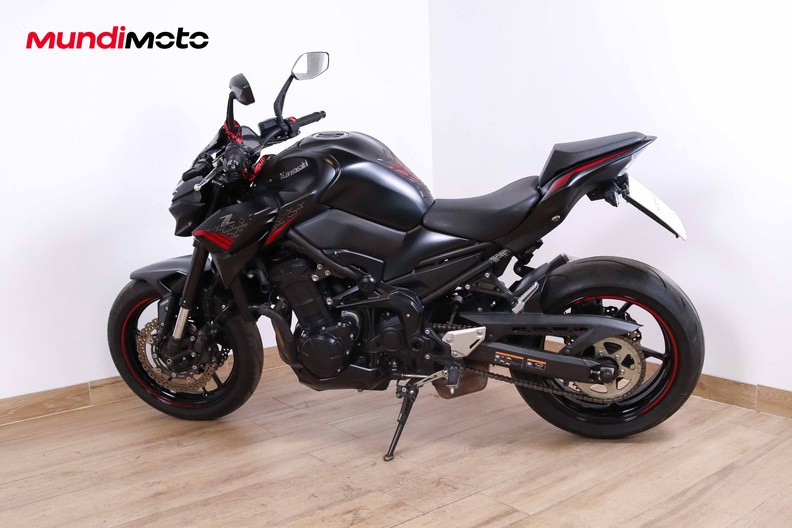 https://assets.mundimoto.com/images/fd238dcf-4851-4e7e-ada6-606a2d8575e6/LEFT_FRONT_DETAIL-10_medium.jpg