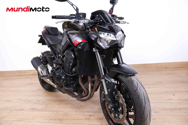 https://assets.mundimoto.com/images/fd238dcf-4851-4e7e-ada6-606a2d8575e6/RIGHT_FRONT_DETAIL-15_medium.jpg