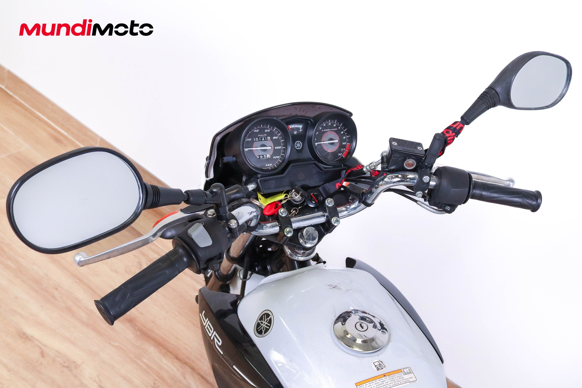 https://assets.mundimoto.com/images/fe03a5ca-ec72-4698-acc6-0e83bea2eba9/COCKPIT_HANDLEBAR-0_detail.jpg