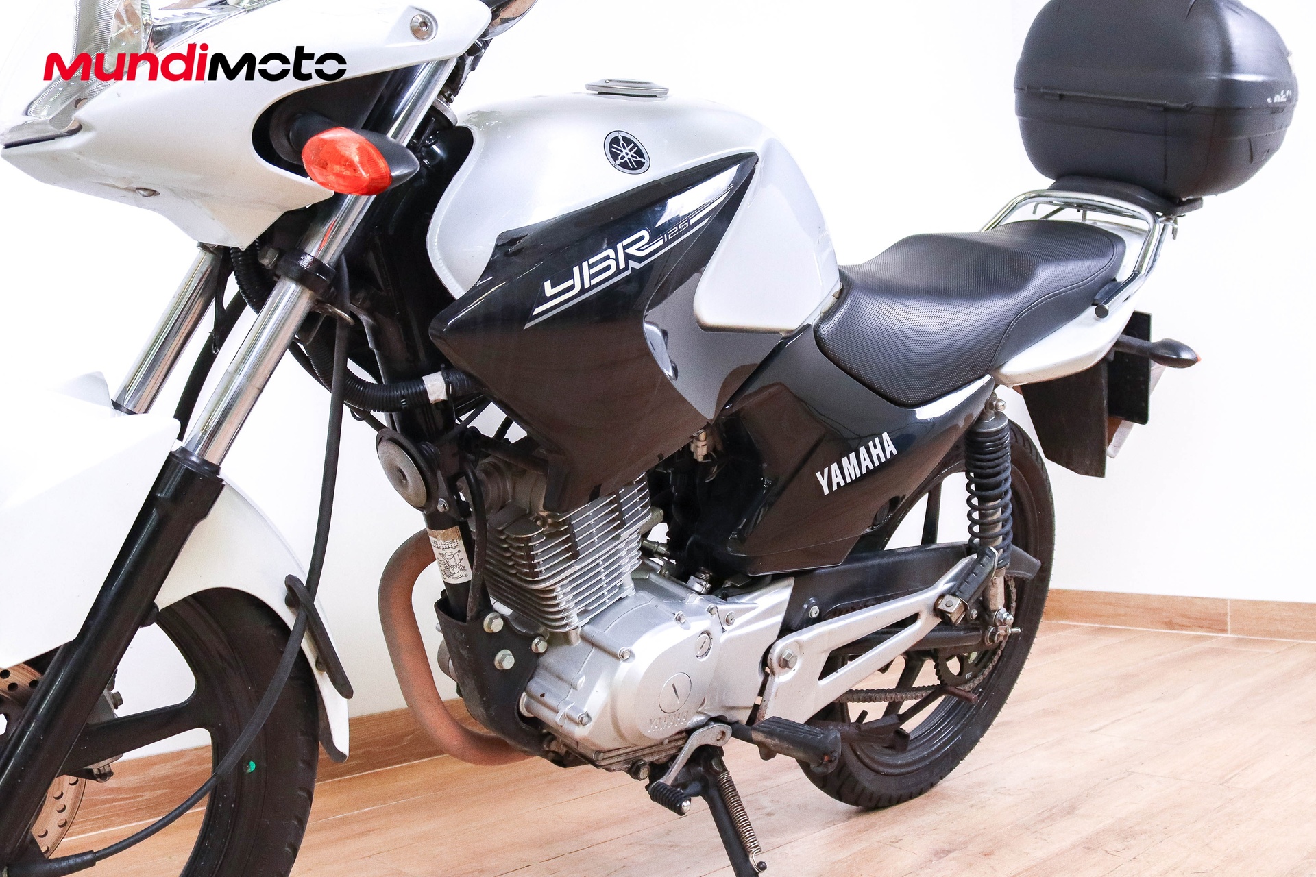 https://assets.mundimoto.com/images/fe03a5ca-ec72-4698-acc6-0e83bea2eba9/LEFT_FRONT_DETAIL-0_detail.jpg